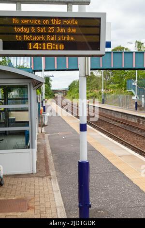 Dalgety Bay, Fife, Scozia. 23 giugno 2022. Una piattaforma di treni deserta a Dalgety Bay, una popolare stazione di pendolari per Edimburgo che non ha treni che funzionano affatto a causa dello sciopero ferroviario. © Richard Newton / Alamy Live News Foto Stock