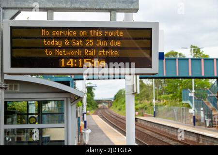 Dalgety Bay, Fife, Scozia. 23 giugno 2022. Una piattaforma di treni deserta a Dalgety Bay, una popolare stazione di pendolari per Edimburgo che non ha treni che funzionano affatto a causa dello sciopero ferroviario. © Richard Newton / Alamy Live News Foto Stock