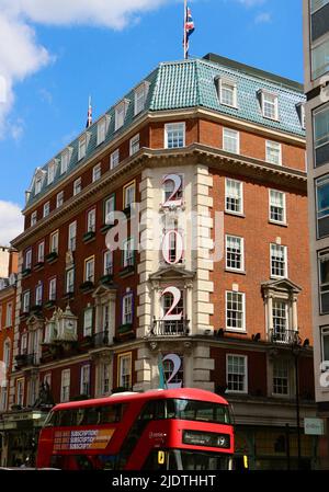 Grande magazzino Fortnum & Mason con un'importante insegna del 2022 Piccadilly London Inghilterra Regno Unito Foto Stock