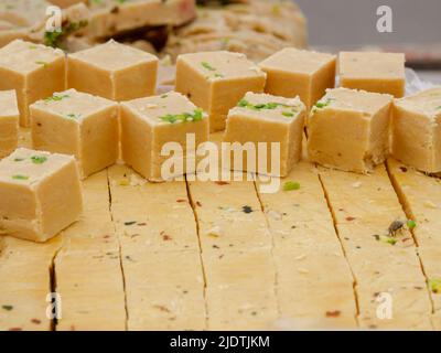 Besan Ki Chakki o Besan Barfi, un piatto dolce tradizionale nel villaggio rurale indiano. Foto Stock