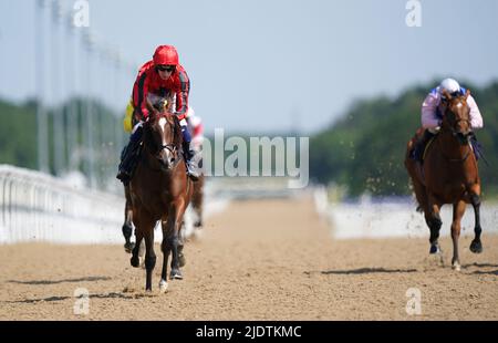 Lovely Mana e Daniel Muscutt (a sinistra) tornano a casa per vincere la scommessa con Jenningsbet handicap durante il giorno uno del Northumberland Plate Festival a Newcastle Racecourse. Data foto: Giovedì 23 giugno 2022. Foto Stock