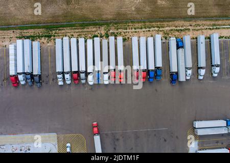 I carrelli si trovano in fila nell'area di riposo dell'autostrada in vista aerea Foto Stock