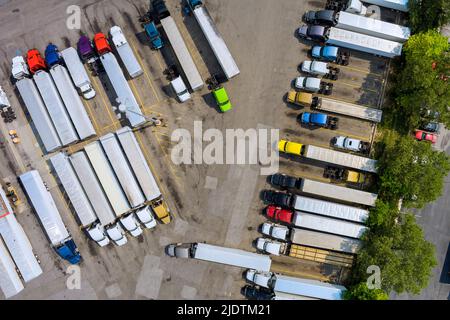 Vista dall'alto di un arresto del carrello sull'autostrada nell'area di riposo Foto Stock