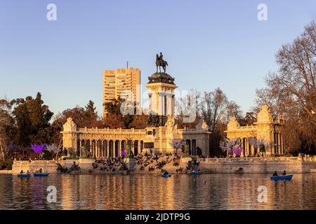 Madrid, Spagna. Monumento ad Alfonso XII nel Parco di Buen Retiro (El Retiro), situato sul bordo orientale di un lago artificiale vicino al centro del parco Foto Stock