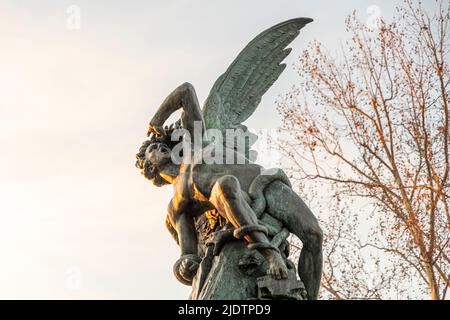 Madrid, Spagna. Il Fuente del Angel Caido (Monumento dell'Angelo caduto), una fontana situata nel Parco del Buen Retiro Foto Stock