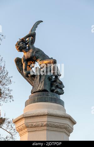 Madrid, Spagna. Il Fuente del Angel Caido (Monumento dell'Angelo caduto), una fontana situata nel Parco del Buen Retiro Foto Stock