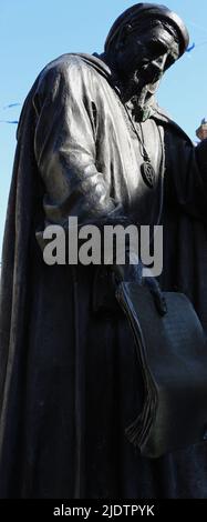 Statua dell'autore del XIV secolo Geoffrey Chaucer di Sam Holland con pellegrini scolpiti da Lynne o'Dowd Canterbury Kent Inghilterra Regno Unito Foto Stock