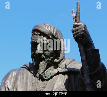 Statua dell'autore del XIV secolo Geoffrey Chaucer di Sam Holland con pellegrini scolpiti da Lynne o'Dowd Canterbury Kent Inghilterra Regno Unito Foto Stock