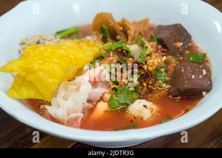 Spaghetti gialli , Tom Yum , Yong Tau Foo , cibo cinese costituito principalmente da tofu Foto Stock