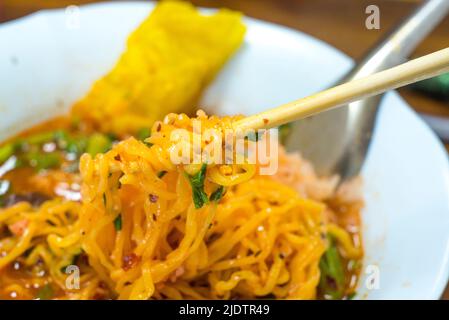 tagliatelle ramen mele con bacchette Foto Stock