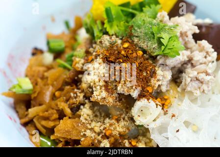 Spaghetti gialli , Tom Yum , Yong Tau Foo , cibo cinese costituito principalmente da tofu Foto Stock