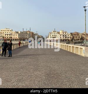 Lido di Ostia, Italia 23 Aprile 2022: ponte a Ostia, foto turistica a Ostia. Foto Stock