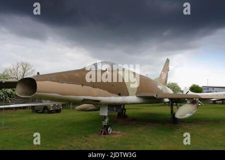 North American F 100D Super Sabre, dipinto come 54-0242, Midlands Air Museum, Coventry. Foto Stock