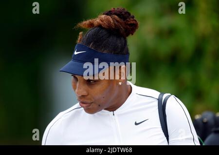 Serena Williams cammina verso i campi di pratica prima dei campionati di Wimbledon 2022 all'All England Lawn Tennis and Croquet Club, Wimbledon. Data foto: Giovedì 23 giugno 2022. Foto Stock