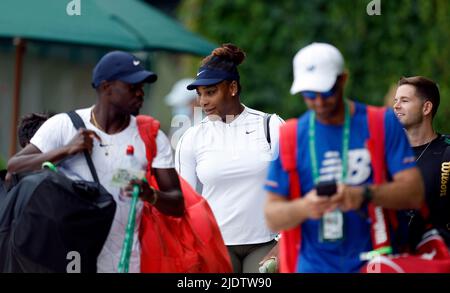 Serena Williams cammina verso i campi di pratica prima dei campionati di Wimbledon 2022 all'All England Lawn Tennis and Croquet Club, Wimbledon. Data foto: Giovedì 23 giugno 2022. Foto Stock