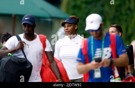 Serena Williams cammina verso i campi di pratica prima dei campionati di Wimbledon 2022 all'All England Lawn Tennis and Croquet Club, Wimbledon. Data foto: Giovedì 23 giugno 2022. Foto Stock