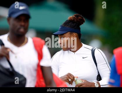 Serena Williams cammina verso i campi di pratica prima dei campionati di Wimbledon 2022 all'All England Lawn Tennis and Croquet Club, Wimbledon. Data foto: Giovedì 23 giugno 2022. Foto Stock