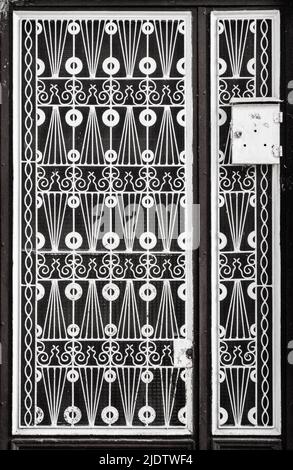Filigrana ornata in ferro battuto schermo porta di una casa in Grecia Foto Stock