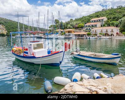 Barche nel grazioso porto protetto di Sivota sulla costa meridionale di Lefkada, nelle Isole IONIE della Grecia Foto Stock