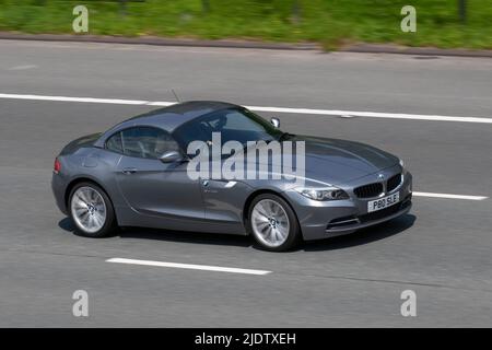 2010 Grigio BMW Z4 SDRIVE231 M Sport Roadster, 2497cc 6 velocità manuale; guida sulla M61 autostrada, Manchester, Regno Unito Foto Stock