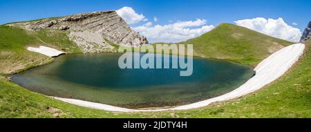 Vista panoramica di Drakolimni o Lago del Drago un colle alpino alto sul Monte Tymfi nei Monti Pindus di Zagori Grecia settentrionale Foto Stock