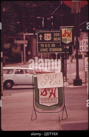 I CARTELLI "GAS ESAURITO" SONO CROLLATO IN TUTTA L'AREA DI PORTLAND DALL'INIZIO DELLA CARENZA DI CARBURANTE, 6/1973 Foto Stock