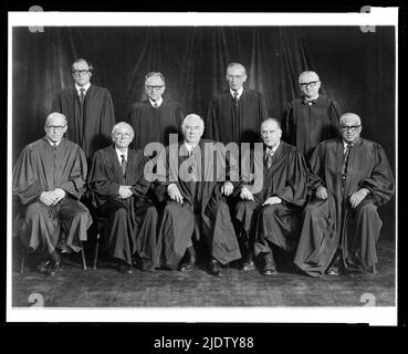 Ritratto del gruppo della Corte Suprema degli Stati Uniti, 1976. Ritratto di gruppo dei giudici William J. Brennan, Jr.; Byron R. White; Harry A. Blackmun; William H. Rehnquist; Potter Stewart; Thurgood Marshall; Lewis F. Powell, Jr.; John Paul Stevens, III; e il capo della giustizia Warren E. Burger. Washington, DC, 1976. Foto Stock