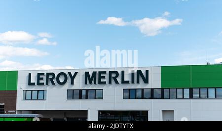 Legionowo, Polonia - 17 maggio 2022: Negozio Leroy Merlin con materiali da costruzione e decorativi. Parcheggio e ingresso al negozio Leroy Merlin. Foto Stock