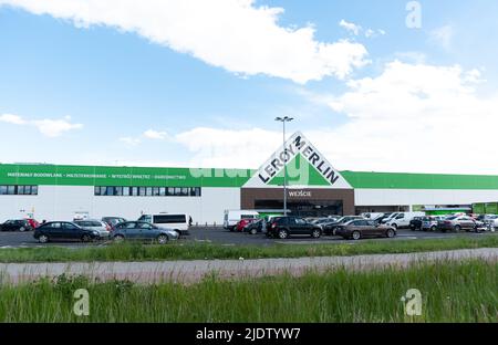 Legionowo, Polonia - 17 maggio 2022: Negozio Leroy Merlin con materiali da costruzione e decorativi. Parcheggio e ingresso al negozio Leroy Merlin. Foto Stock