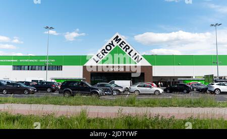 Legionowo, Polonia - 17 maggio 2022: Negozio Leroy Merlin con materiali da costruzione e decorativi. Parcheggio e ingresso al negozio Leroy Merlin. Foto Stock