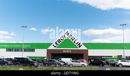 Legionowo, Polonia - 17 maggio 2022: Negozio Leroy Merlin con materiali da costruzione e decorativi. Parcheggio e ingresso al negozio Leroy Merlin. Foto Stock