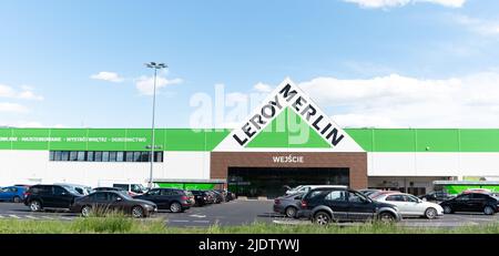 Legionowo, Polonia - 17 maggio 2022: Negozio Leroy Merlin con materiali da costruzione e decorativi. Parcheggio e ingresso al negozio Leroy Merlin. Foto Stock