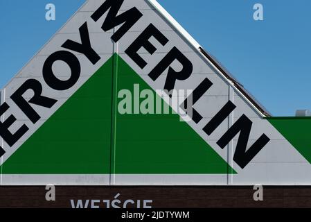 Legionowo, Polonia - 17 maggio 2022: Negozio Leroy Merlin con materiali da costruzione e decorativi. Parcheggio e ingresso al negozio Leroy Merlin. Foto Stock