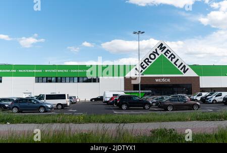 Legionowo, Polonia - 17 maggio 2022: Negozio Leroy Merlin con materiali da costruzione e decorativi. Parcheggio e ingresso al negozio Leroy Merlin. Foto Stock