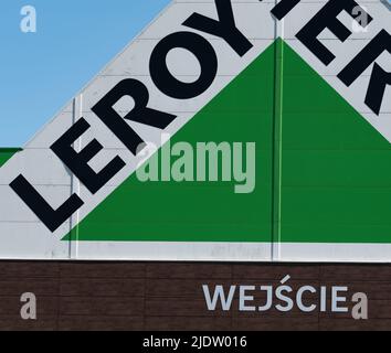 Legionowo, Polonia - 17 maggio 2022: Negozio Leroy Merlin con materiali da costruzione e decorativi. Parcheggio e ingresso al negozio Leroy Merlin. Foto Stock