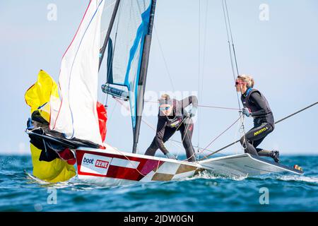 Kiel, Germania. 23rd giugno 2022. Vela: Kiel Week, di fronte al Centro Olimpico di Schilksee. Tina Lutz e Susann Beucke (l) corrono nella classe 49erFX. Credit: Sascha Klahn/dpa/Alamy Live News Foto Stock