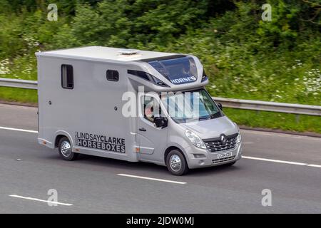 Lindsay Clarke Horseboxes. 2015 Renault Master LH35 BUSINESS ENERGY DCI H/R P/V; viaggiando sull'autostrada M61, Manchester, Regno Unito Foto Stock