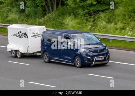 2018 Blue Peugeot Traveller B0Ness Stand Bhdi SA, 1,6 BlueHDi Business Standard MPV MWB Euro 6 traino di un piccolo rimorchio a due ruote; viaggiando sull'autostrada M61, Manchester, Regno Unito Foto Stock