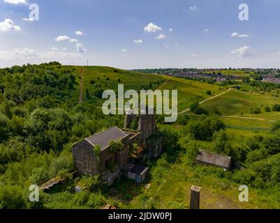 Chatterley Whitfield abbandonò la cava dismessa ex miniera e museo Stoke on Trent Staffordshire Drone fotografia aerea Foto Stock