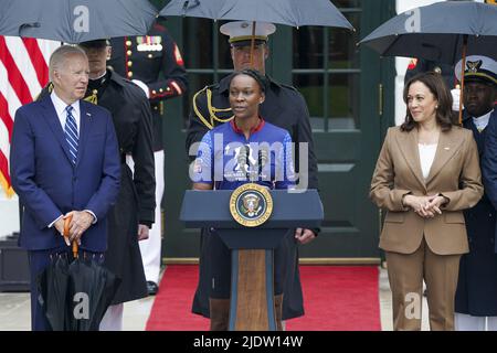 Washington, Stati Uniti. 23rd giugno 2022. Il Presidente DEGLI STATI UNITI Joe Biden e il Vice Presidente Kamala Harris (R), ascoltate come il pensionato caporale Danielle Green (C) rilascia osservazioni durante l'annuale giro del guerriero ferito soldato sul prato meridionale della Casa Bianca a Washington, DC, il 23 giugno 2022. L'annuale Soldier Ride riconosce il servizio, il sacrificio e il viaggio di recupero per i membri e i veterani feriti, malati e feriti. Foto di Shawn Thew/UPI Credit: UPI/Alamy Live News Foto Stock