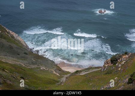 Vista dall'alto della discesa sopra le scogliere a Praia da Aroeira sulla costa atlantica in Portogallo Foto Stock