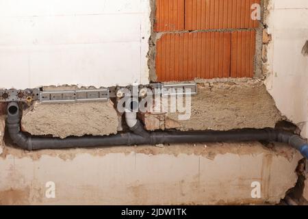 Nuova installazione di un tubo di scarico in un vecchio edificio Foto Stock