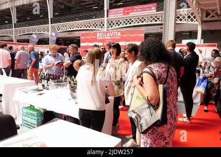 Bellavita rappresenta veramente lo spirito d'Italia , e la qualità dei prodotti sia nel cibo che nel vino . Organizzati con il supporto di Vinitaly e Cibus , i tre eventi genereranno una notevole opportunità di crescita per le industrie F&B britanniche ed europee . Michellin - chef stared come Giorgio Locatelli e maestri del vino come Peter McCombie sono stati protagonisti del mercato. Il padiglione spagnolo è stato organizzato da Iberica Expo . Foto Stock