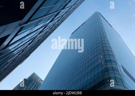 Londra, UK - 13 maggio 2022: 8 Canada Square, HSBC Group Head Office, o HSBC Tower, è un grattacielo situato a Canary Wharf, nei Docklands, Londra. Il bu Foto Stock