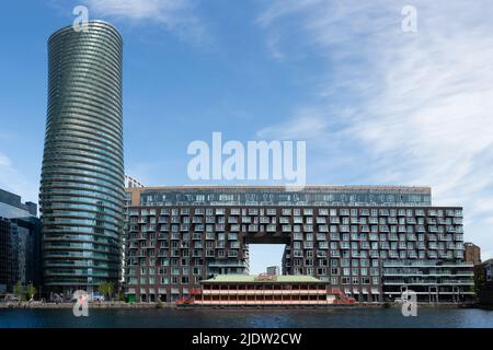 Londra, Regno Unito - 13 maggio 2022: Il Lotus Chinese Floating Restaurant è un edificio iconico all'interno del molo interno di Millwall situato sull'Isola dei Dogs. Aro Foto Stock