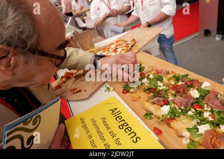 Bellavita rappresenta veramente lo spirito d'Italia , e la qualità dei prodotti sia nel cibo che nel vino . Organizzati con il supporto di Vinitaly e Cibus , i tre eventi genereranno una notevole opportunità di crescita per le industrie F&B britanniche ed europee . Michellin - chef stared come Giorgio Locatelli e maestri del vino come Peter McCombie sono stati protagonisti del mercato. Il padiglione spagnolo è stato organizzato da Iberica Expo . Foto Stock