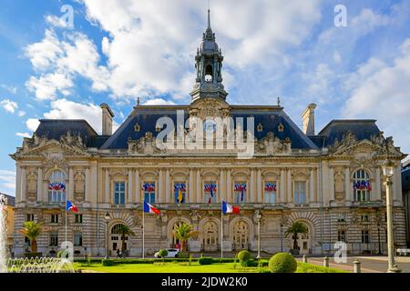 Facciata principale, Hôtel de Ville di Tours di fronte al piccolo spazio verde semicircolare della Place Jean-Jaurès. Regione della Valle della Loira. Francia. Foto Stock