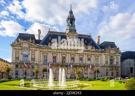 Facciata principale, Hôtel de Ville di Tours di fronte al piccolo spazio verde semicircolare della Place Jean-Jaurès. Regione della Valle della Loira. Francia. Foto Stock