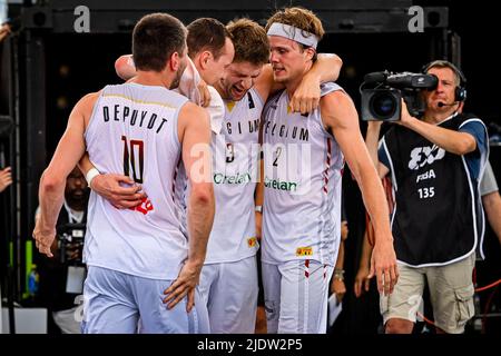 Anversa. Belgio, 23/06/2022, Maxime Depuydt del Belgio, Nick Celis del Belgio, Bryan De Valck del Belgio e Thibaut Vervoort del Belgio festeggiano dopo aver vinto una partita di basket 3x3 tra Belgio e Stati Uniti, la terza partita (su quattro) della tappa del qualificatore maschile alla Coppa del mondo FIBA 2022, giovedì 23 giugno 2022, Ad Anversa. La FIBA 3x3 Basket World Cup 2022 si svolge dal 21 al 26 giugno ad Anversa. BELGA PHOTO DIRK WAEM Credit: Belga News Agency/Alamy Live News Credit: Belga News Agency/Alamy Live News Foto Stock