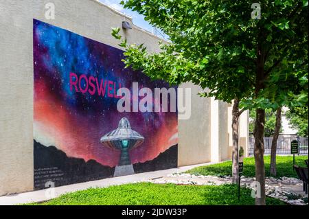 Roswell, New Mexico, USA: Vista laterale del Museo Internazionale UFO e piccolo parco cittadino. Foto Stock